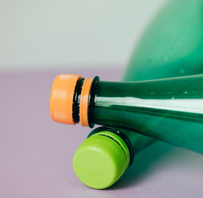 © Unsplash / Charles Deluvio deux bouteilles en plastique