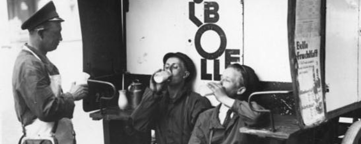 ©Bundesarchiv_bild_183-2004-07Bundesarchiv_08-501_berlin_milch_von_bolle_in_der_pause.png