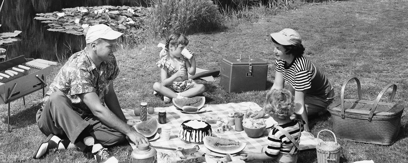 web_Stockbyte_Pique-nique_famille_au_bord_d'un_étang_YLF_098.jpg