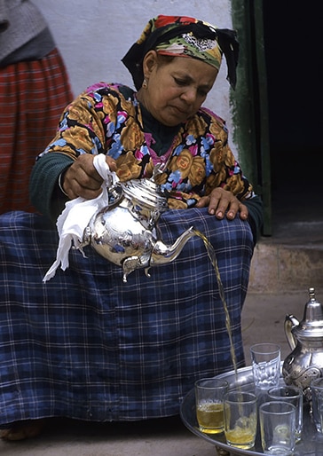 Le rituel du thé à la menthe au Maroc