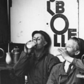 ©Bundesarchiv_bild_183-2004-07Bundesarchiv_08-501_berlin_milch_von_bolle_in_der_pause.png