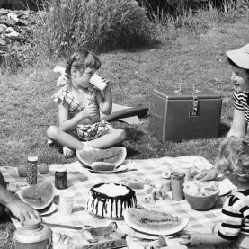 web_Stockbyte_Pique-nique_famille_au_bord_d'un_étang_YLF_098.jpg