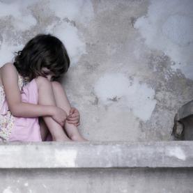 Fille_Escalier_Triste_1260x560_shutterstock_98118035.jpg