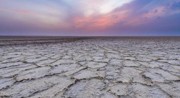 Cristaux de sel sur les rives d’un lac iranien