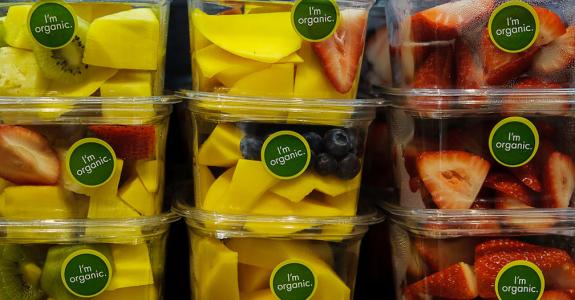 Des fruits bio et goûteux. Mais la barquette en plastique est-elle indispensable ?