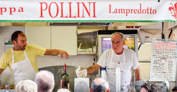 Le sandwich à la tripe fait partie des standards de la cuisine de rue à Florence.