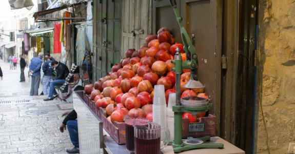 Des bars à bobos branchés aux rues populaires de Jérusalem, le jus de grenade fait partout fureur.