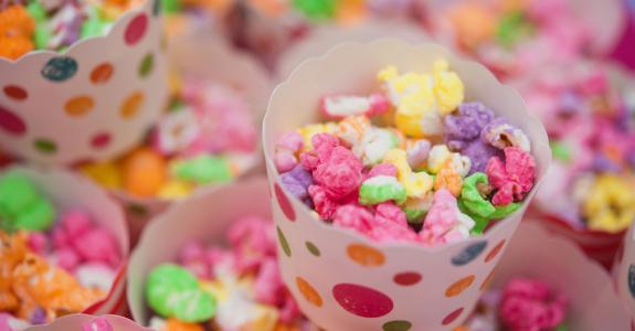 Dans pop-corn, il y a « pop ». Alors pouquoi ne pas décorer le maïs éclaté de couleurs pétantes, façon Pop Art ?