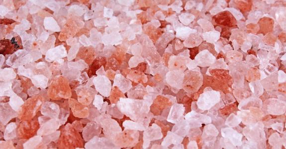 Le sel de l’Himalaya tire sa couleur rose des oxydes de fer qu’il contient.