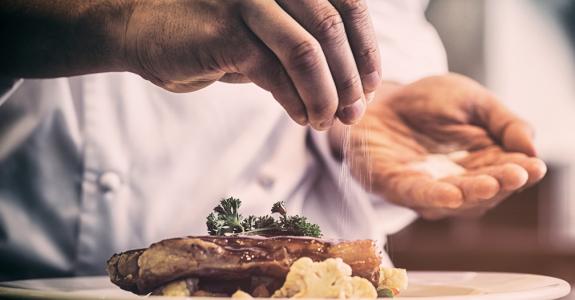 Assaisonner un plat en y ajoutant du sel : un geste simple, vieux comme le monde ou presque, qu’il convient toutefois de pratiquer avec discernement.