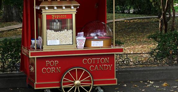 Roulotte à pop-corn et à barbe à papa : embarquement immédiat pour la nostalgie !