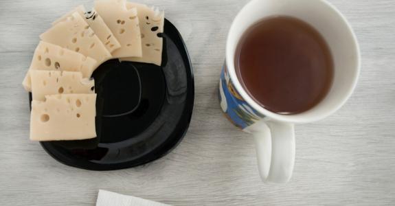 Le thé et le fromage, des noces barbares ? Au contraire…