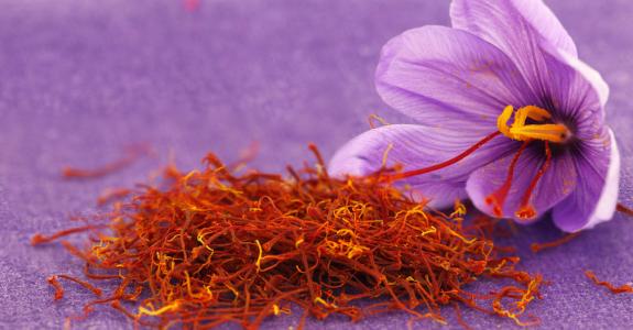 Fruit du crocus, le safran est obtenu par séchage des pistils de la fleur.