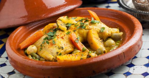 Un tajine de poulet à la belle teinte dorée