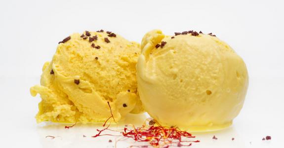 Versatile, le safran s’adapte même aux desserts glacés.