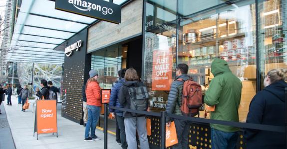 Chez Amazon Go, plus besoin de patienter à la caisse. Devant le magasin, par contre…