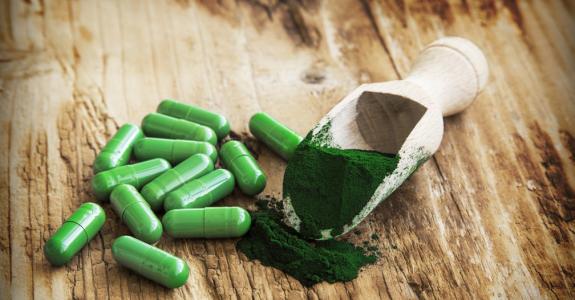 La spiruline peut être consommée en gélules, en poudre ou en paillettes.
