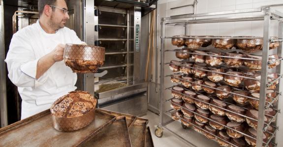 Au sortir du four, le panettone doit refroidir la tête en bas pour ne pas retomber comme un mauvais soufflé.