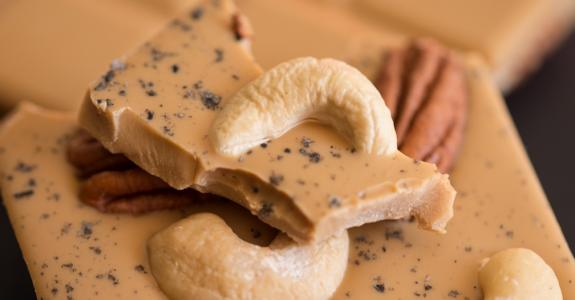 Un oubli, du chocolat blanc qui mijote trop longtemps au bain-marie : le chocolat blond était né !