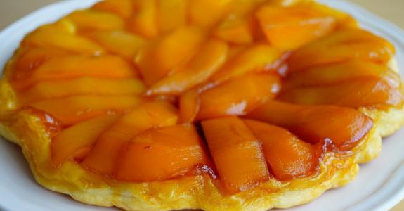 N’en déplaise aux puristes, la tarte Tatin – ici en version mangue – s’accommode fort bien d’infidélités à la pomme.