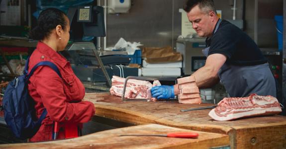 Boucher : un métier au contact direct de la clientèle, souvent friande de conseils culinaires