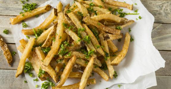 Frites assaisonnées de truffe, de parmesan et de persil