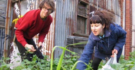 Adam et Annie dans leur « supermarché » naturel à ciel ouvert