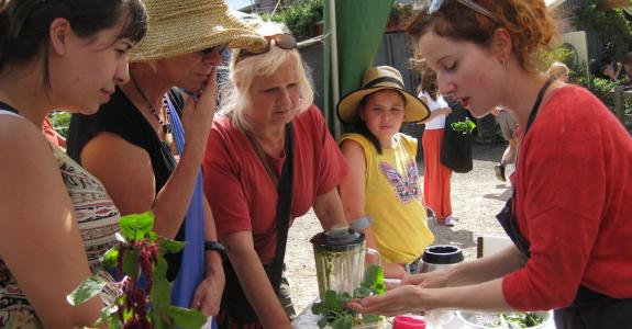 Du bon usage des herbes sauvages : Annie en pleine explication lors d’un atelier à Melbourne