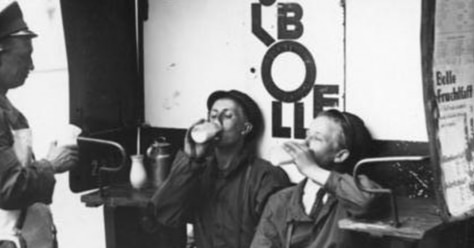 ©Bundesarchiv_bild_183-2004-07Bundesarchiv_08-501_berlin_milch_von_bolle_in_der_pause.png