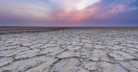 Cristaux de sel sur les rives d’un lac iranien